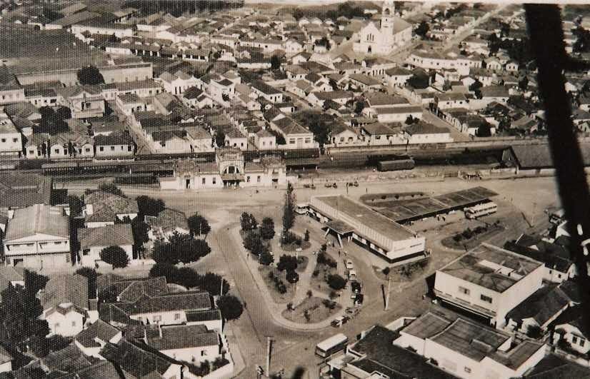 “Cidade de Itajubá Minas Gerais com montanhas ao fundo e construções urbanas”